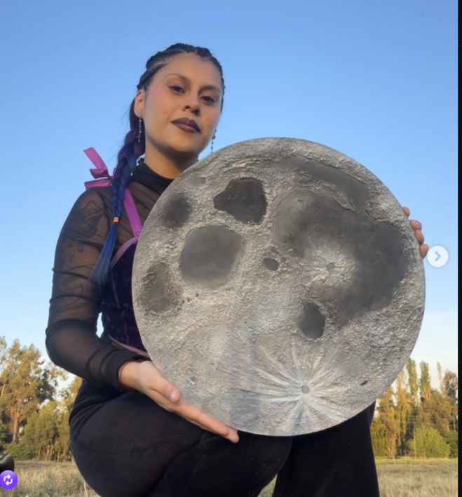 SativaMarte sosteniendo una escultura lunar en su espacio de creación